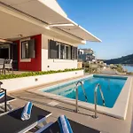 Villa Beachfront Mila M With Pool *