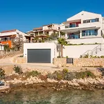 Beachfront Mila M With Pool * Vinišće