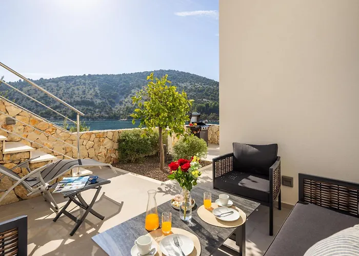 Villa Beachfront Mila M With Pool Vinišće