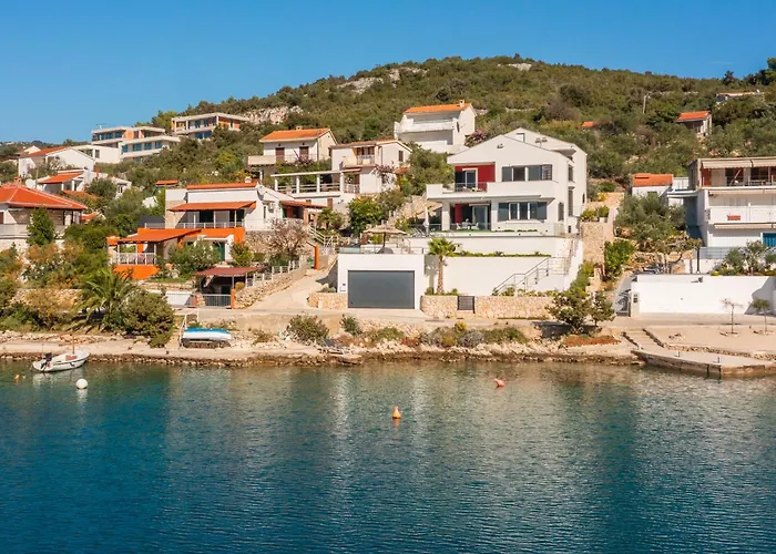 Beachfront Mila M With Pool Vinišće