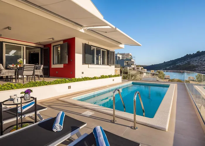Villa Beachfront Mila M With Pool *