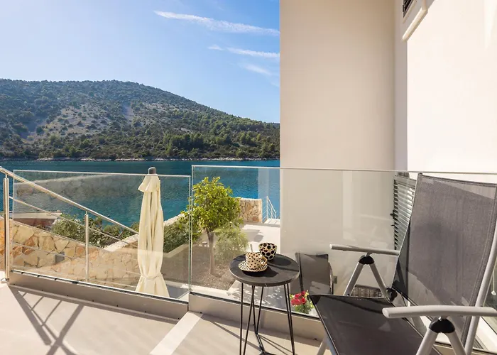 Villa Beachfront Mila M With Pool