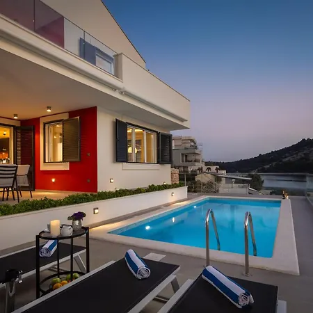Villa Beachfront Mila M With Pool *