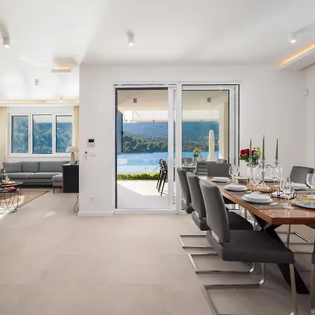 Villa Beachfront Mila M With Pool