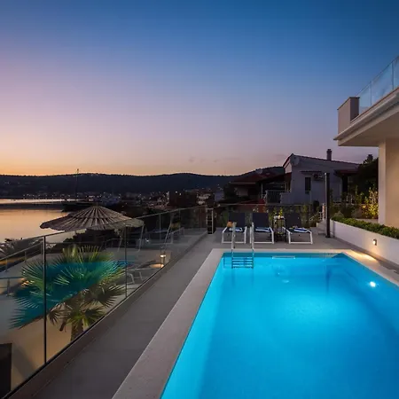 Beachfront Mila M With Pool Villa Vinisce