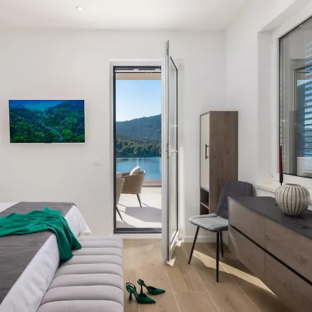 Beachfront Mila M With Pool Villa Vinisce