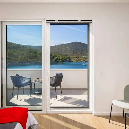 Villa Beachfront Mila M With Pool Vinisce