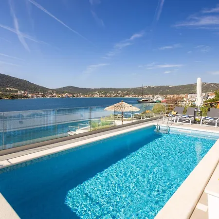 Villa Beachfront Mila M With Pool *