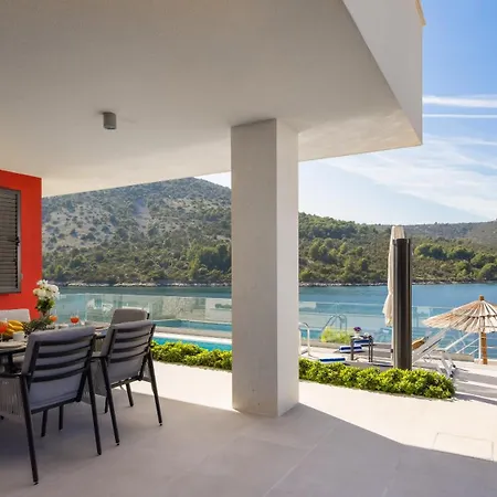 Villa Beachfront Mila M With Pool Vinisce