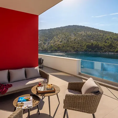 Beachfront Mila M With Pool * Vinisce