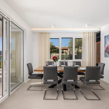 Villa Beachfront Mila M With Pool