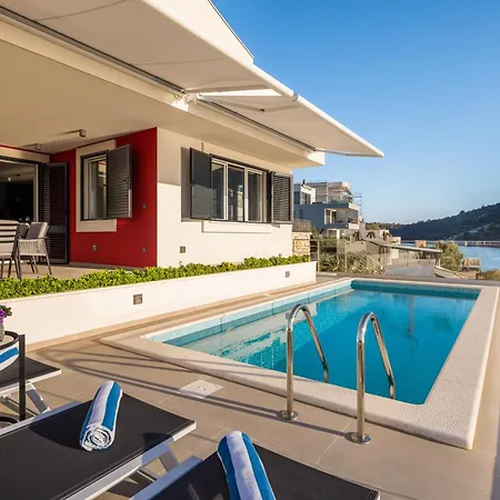 Villa Beachfront Mila M With Pool *