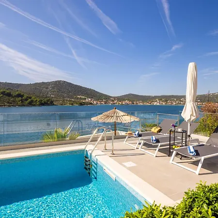 Villa Beachfront Mila M With Pool