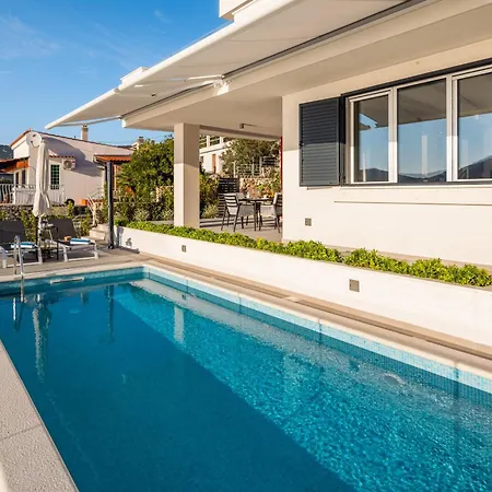 Beachfront Mila M With Pool Villa