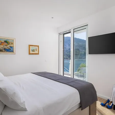 Beachfront Mila M With Pool Villa Vinisce
