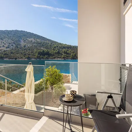 Villa Beachfront Mila M With Pool