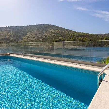 Beachfront Mila M With Pool Vinišće