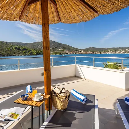 Beachfront Mila M With Pool * Vinisce