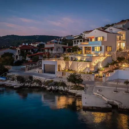 Villa Beachfront Mila M With Pool