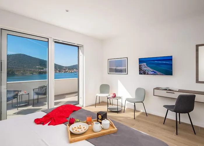 Beachfront Mila M With Pool Vinisce