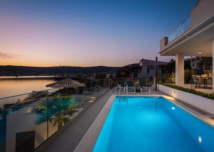 Beachfront Mila M With Pool Vila Vinisce