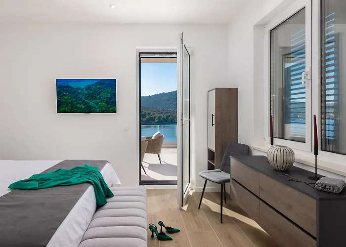 Beachfront Mila M With Pool Vila Vinisce