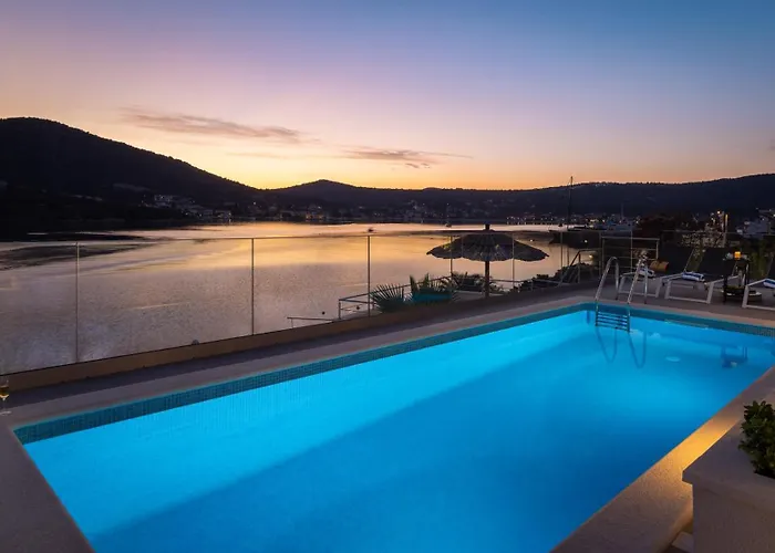 Beachfront Mila M With Pool Vila *