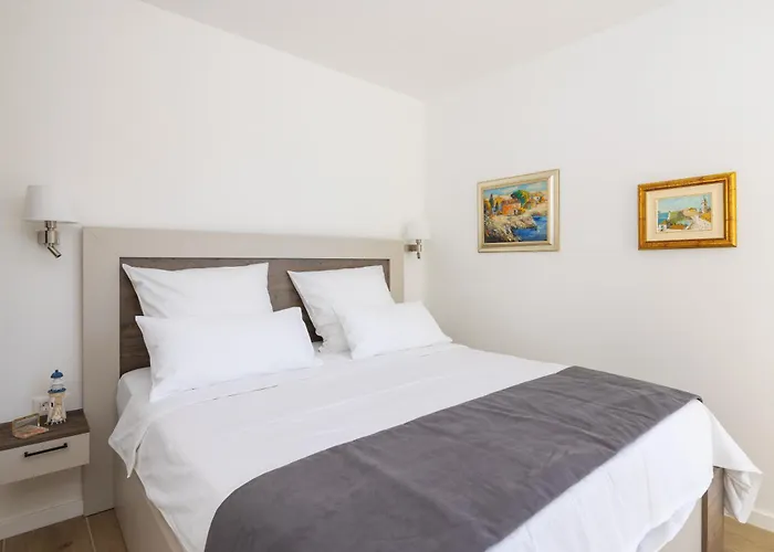 Vila Beachfront Mila M With Pool *