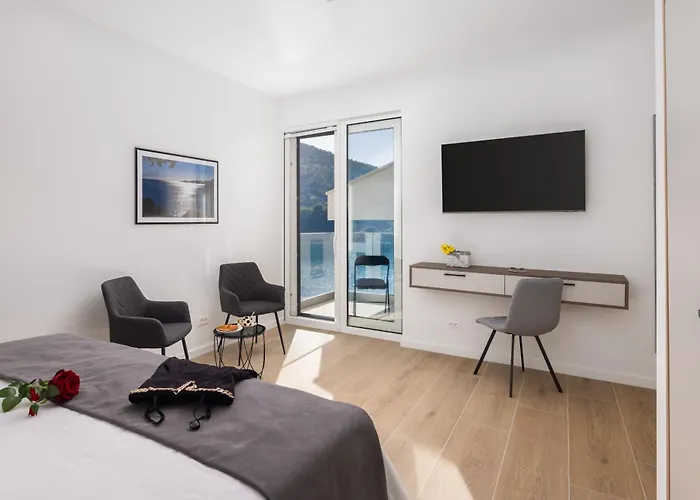 Beachfront Mila M With Pool Vila Vinisce