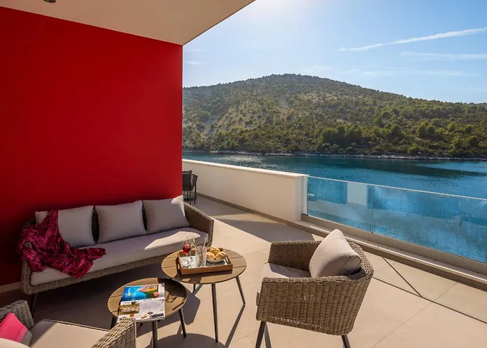 Beachfront Mila M With Pool * Vinisce