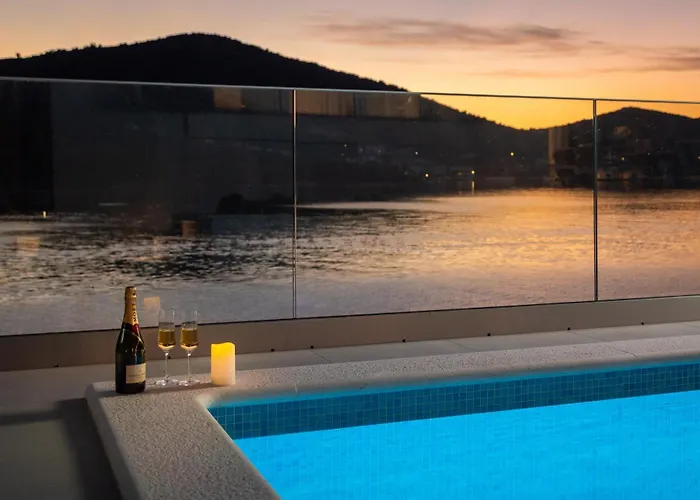 Beachfront Mila M With Pool Vila Vinisce