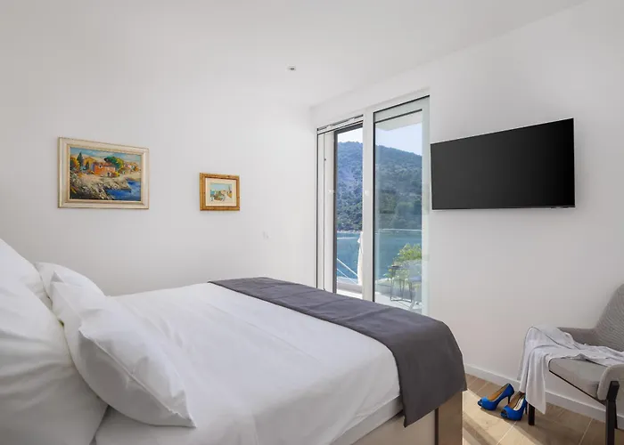 Beachfront Mila M With Pool Vila Vinisce