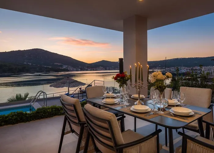 Beachfront Mila M With Pool Vila Vinisce