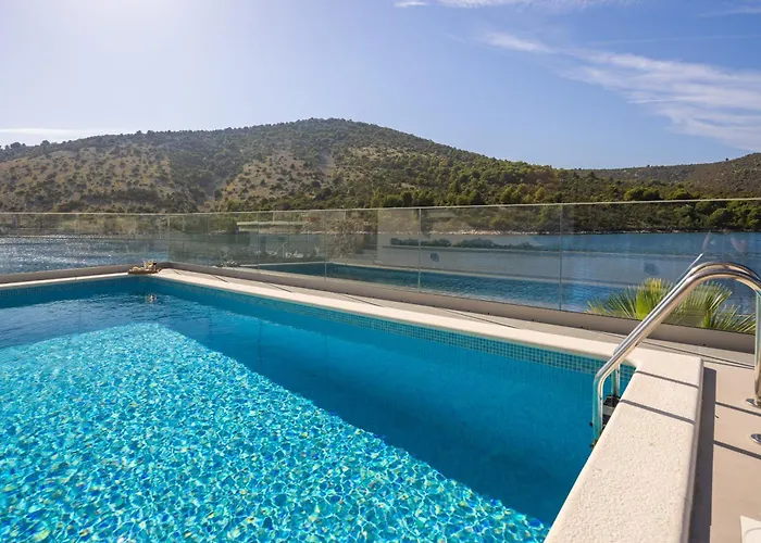 Beachfront Mila M With Pool Vinisce