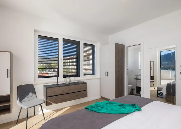 Beachfront Mila M With Pool Vila