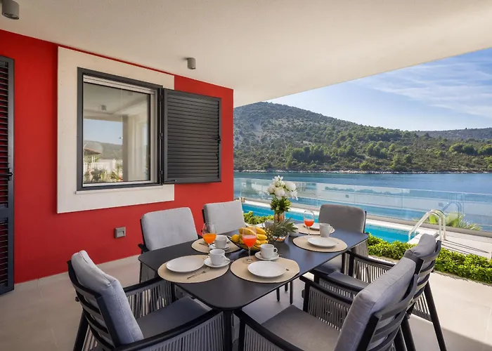 Beachfront Mila M With Pool Vila Vinisce